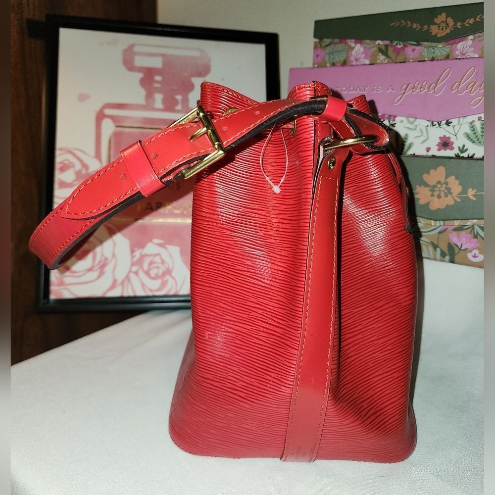 Louiis Vuitton Red Epi Bucket Bag - Picture 3 of 13